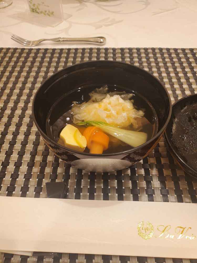 披露宴では和洋折衷のオリジナル料理が楽しめる上、コース内容の組み合わせも自由なところが良いです。