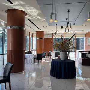 結婚式のやっていない日はレストランとして利用できる。結婚式当日はチャペルになる場所。