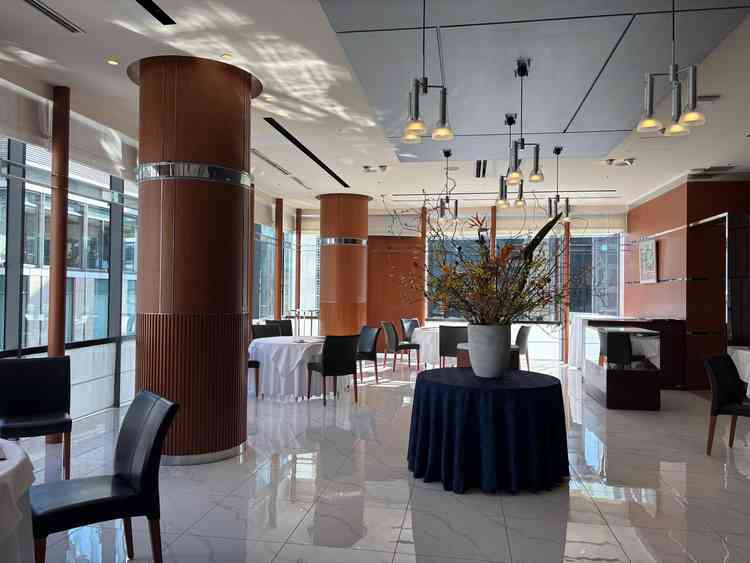 結婚式のやっていない日はレストランとして利用できる。結婚式当日はチャペルになる場所。