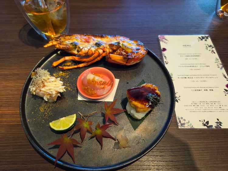 試食です。新郎、新婦1人ずつ試食のプレートを準備いただきました。フォアグラのお寿司が美味しかったです