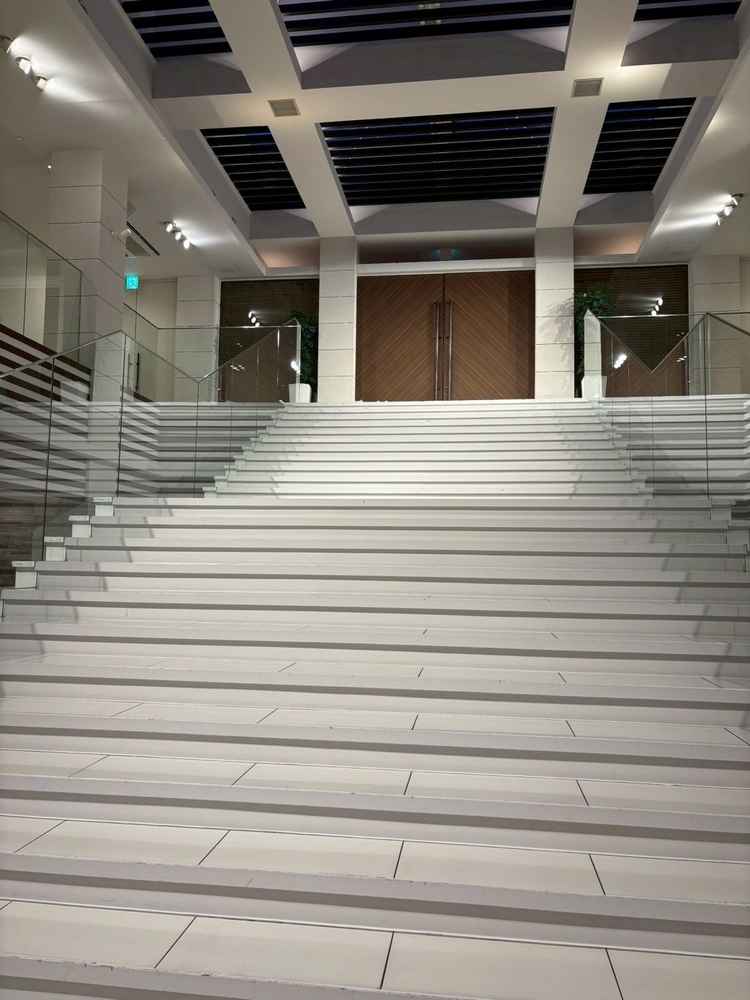 アフターセレモニーはこの階段を降りていくので天気の心配なくできていいなと思いました。