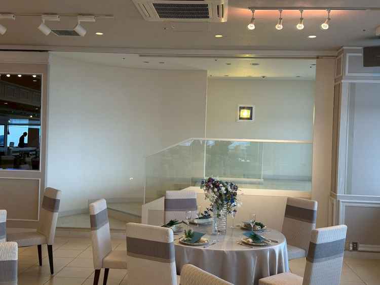 披露宴会場の隠し入場階段