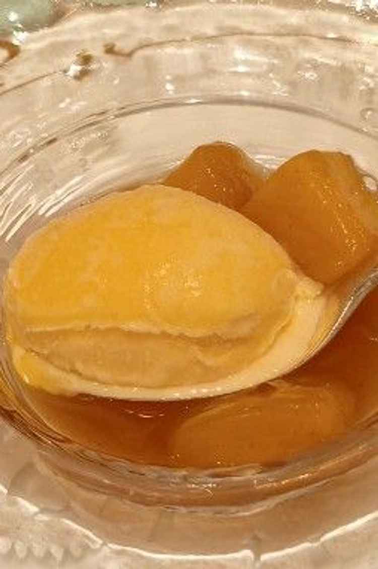 フランベしたデザートです。ブランデーの風味豊かでおいしかったです。