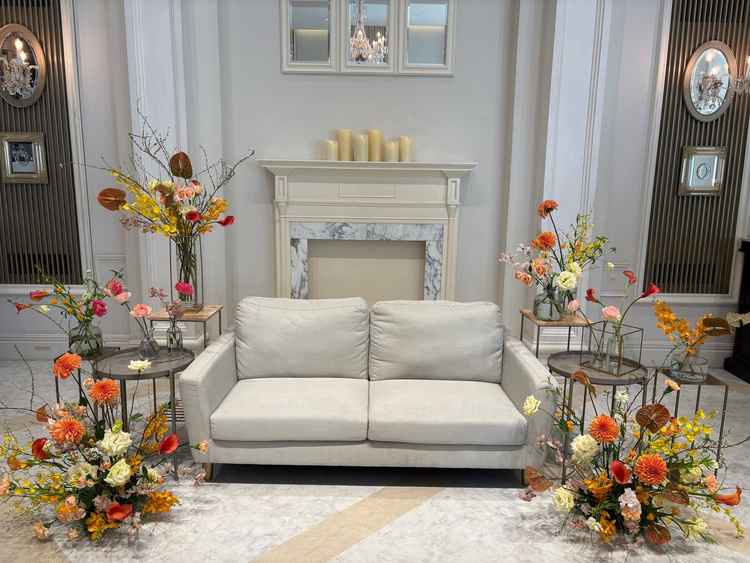 披露宴会場。椅子やテーブルクロスの色を自由に変更できる。