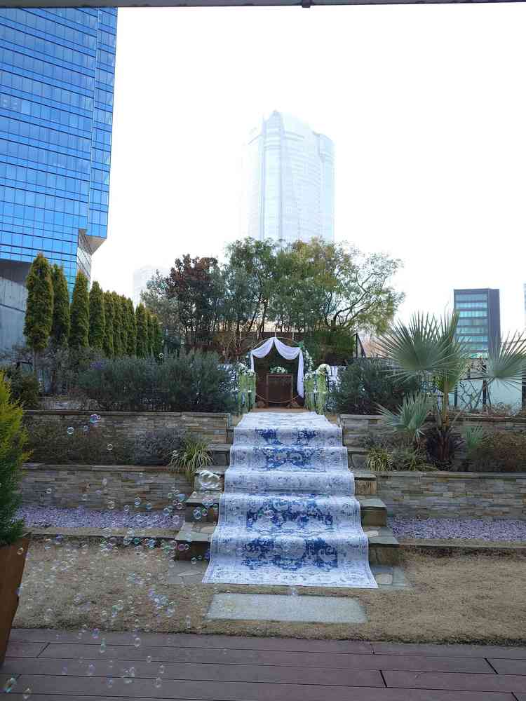 外のチャペル。想像よりも緑もあってアットホームな感じで可愛かった。