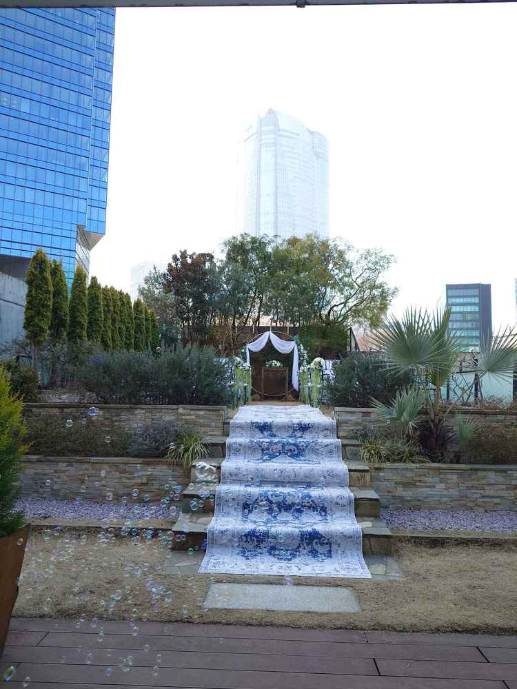 外のチャペル。想像よりも緑もあってアットホームな感じで可愛かった。