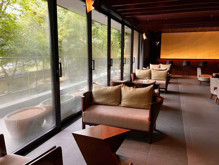 来賓者用の待合室です。鹿が遊びに来ることもあるそうで、落ち着いた空間となっていました。