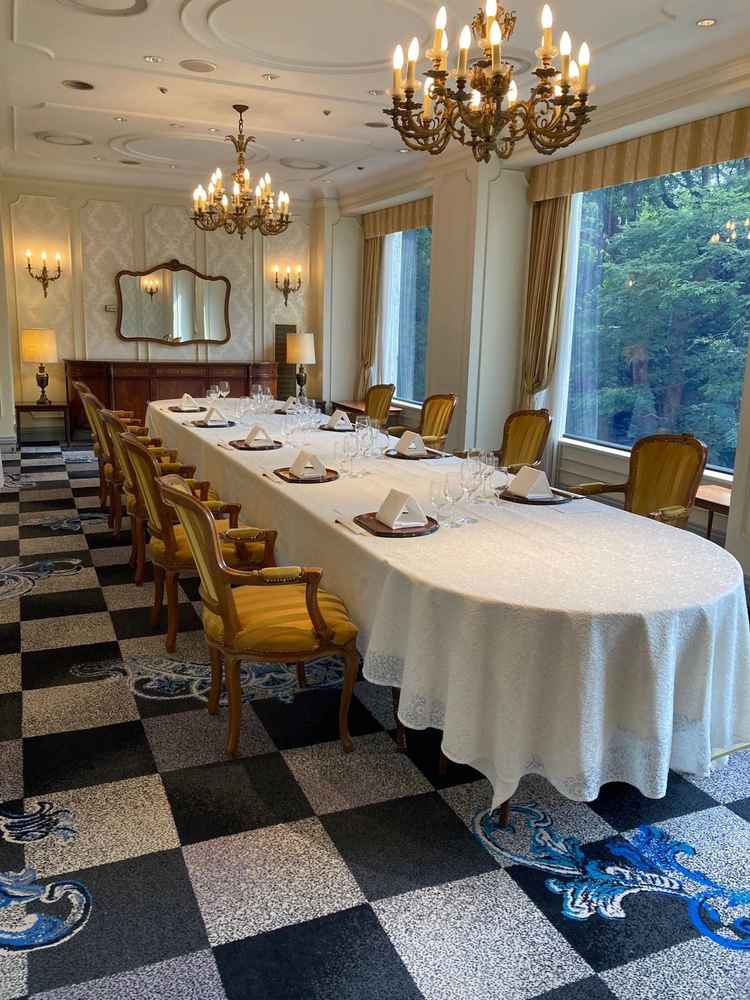 披露宴会場のきくの間。身内でわいわいと食事するのにはおあつらえ向き。目の前に緑が広がり落ち着いた空間