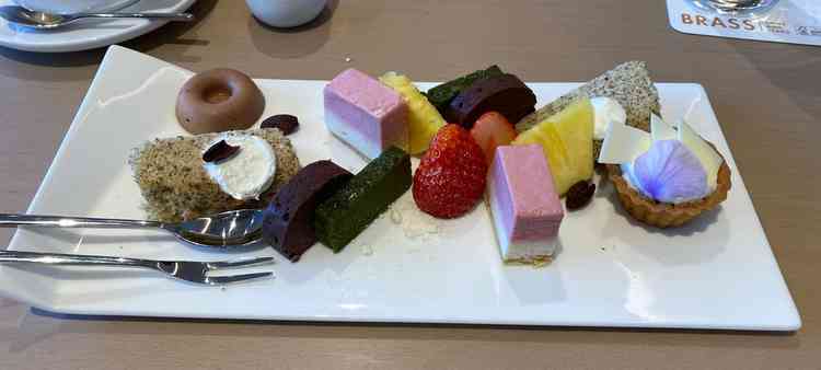 多彩な種類が少しずつ盛り付けられており、見た目の華やかさと味のバリエーションを同時に楽しめました。