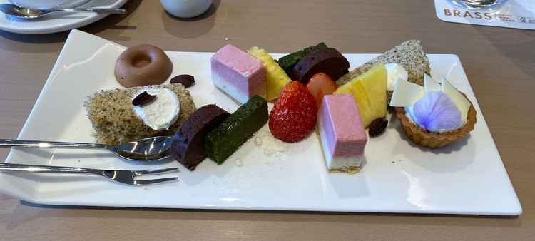 多彩な種類が少しずつ盛り付けられており、見た目の華やかさと味のバリエーションを同時に楽しめました。