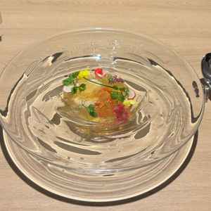 試食会の前菜です。中華料理をフレンチ風に盛り付けてあり、美味しかったです。