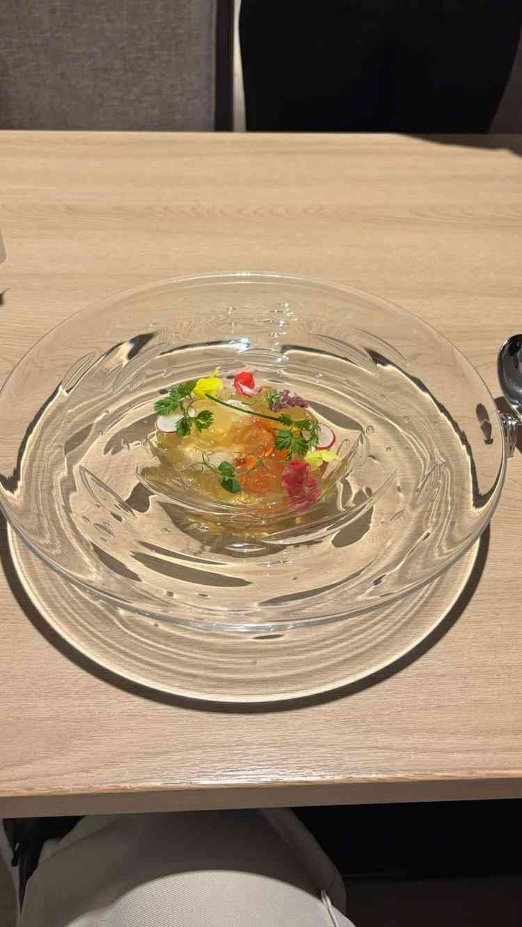 試食会の前菜です。中華料理をフレンチ風に盛り付けてあり、美味しかったです。