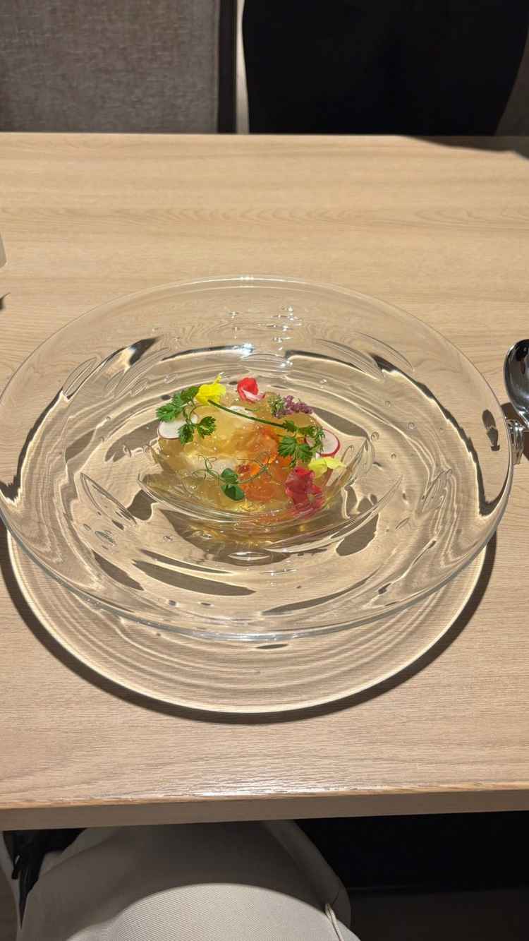 試食会の前菜です。中華料理をフレンチ風に盛り付けてあり、美味しかったです。