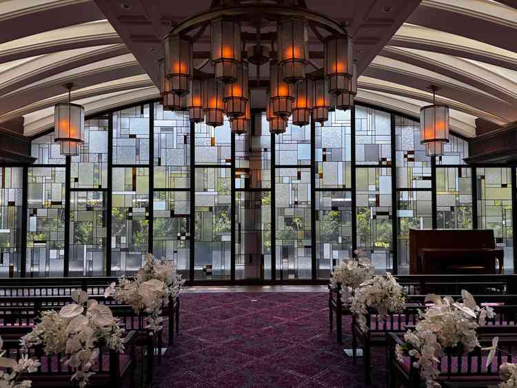 とっても素敵なチャペル。入り口までのバージンロードが長く、ゆっくり親と話せる点も素敵です。