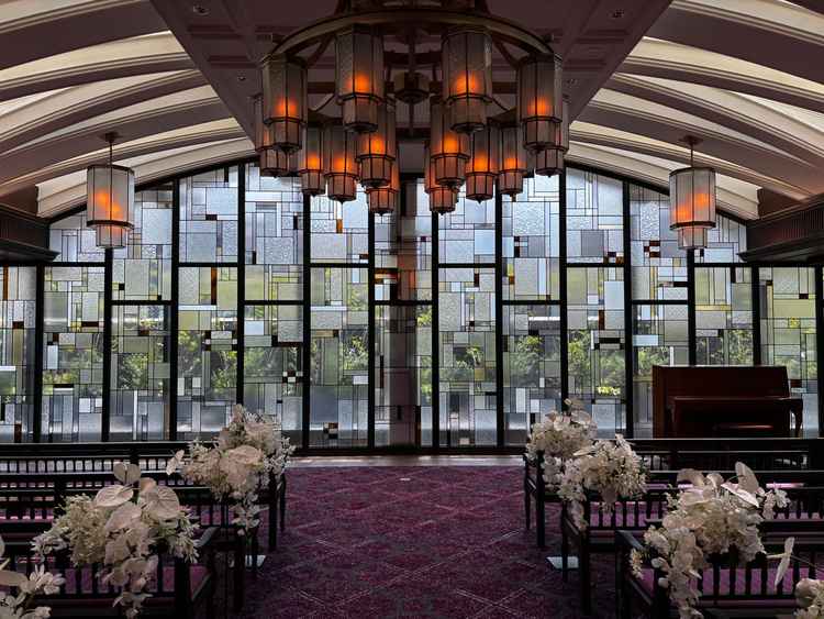 とっても素敵なチャペル。入り口までのバージンロードが長く、ゆっくり親と話せる点も素敵です。