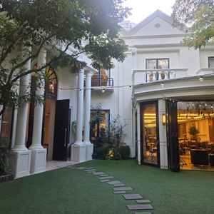 正面から見たガーデン、エントランスと披露宴会場の写真