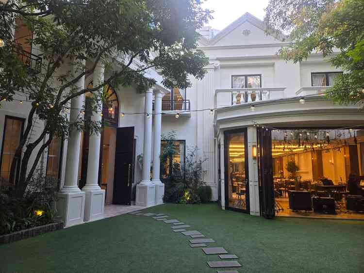 正面から見たガーデン、エントランスと披露宴会場の写真