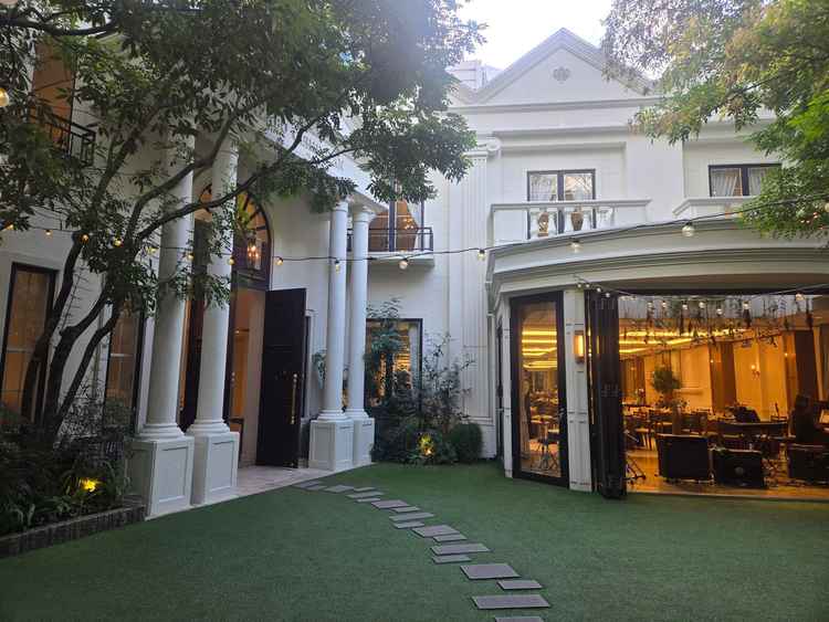 正面から見たガーデン、エントランスと披露宴会場の写真