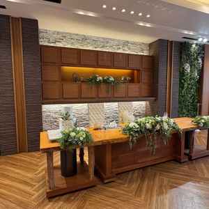 披露宴会場の新郎新婦席です