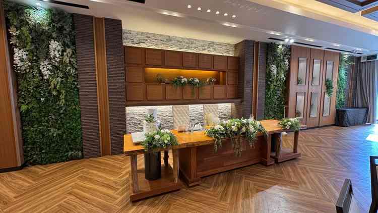 披露宴会場の新郎新婦席です