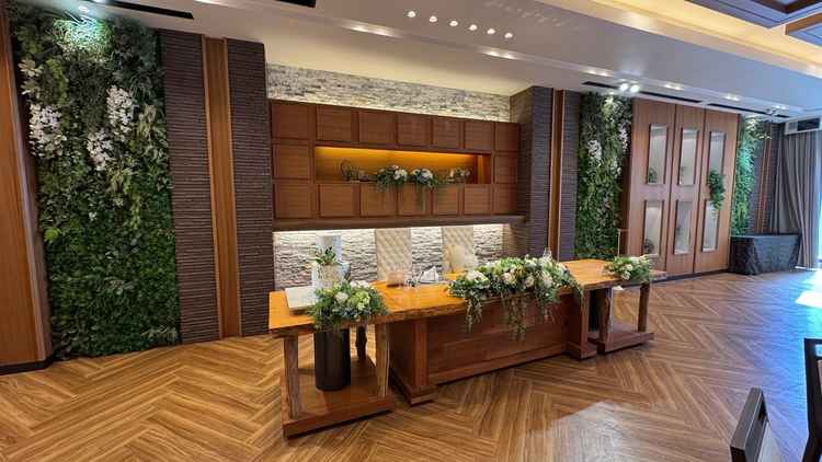 披露宴会場の新郎新婦席です