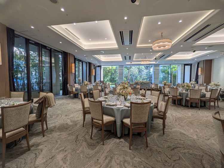 披露宴会場。外の景色よく見え、とても開放的で緑いっぱいの印象。中に階段もあり、演出の幅も感じた。