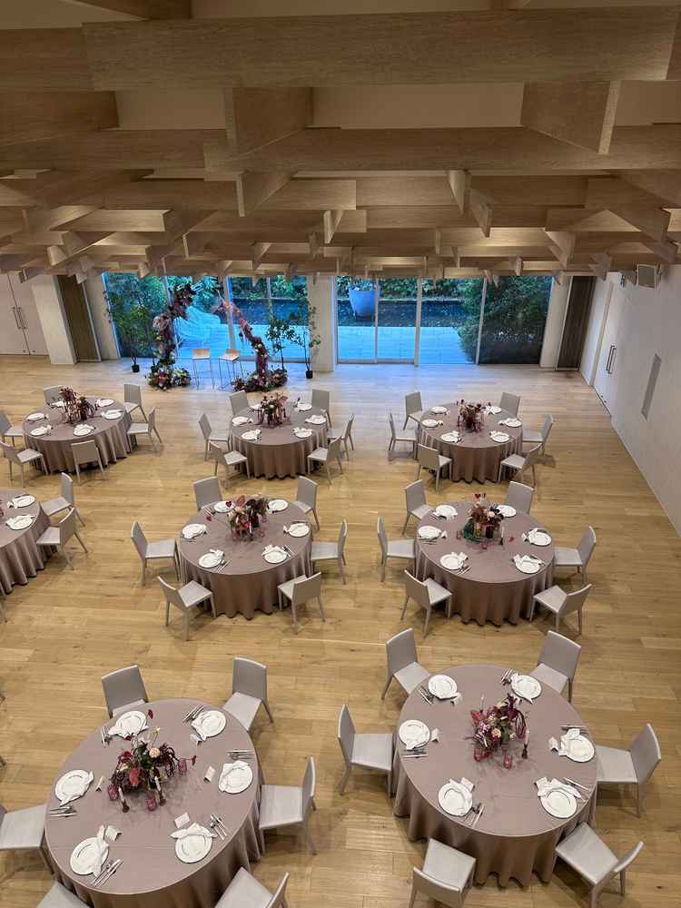 披露宴会場はかなり広い印象でした。