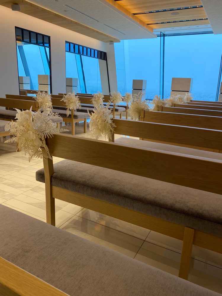 他の会場ではなかなか味わうことのできない高層ビルのチャペル。白基調でドレス映えする。