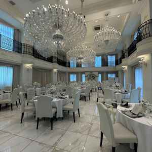 披露宴会場になります。大きなシャンデリアがありインパクトがありました。