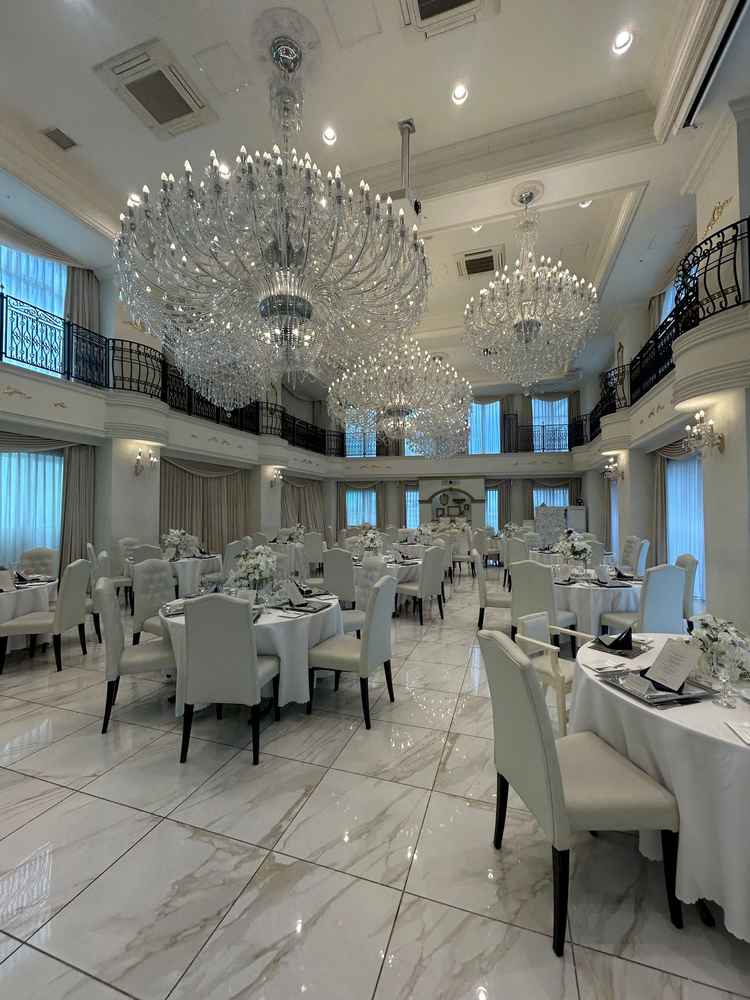 披露宴会場になります。大きなシャンデリアがありインパクトがありました。