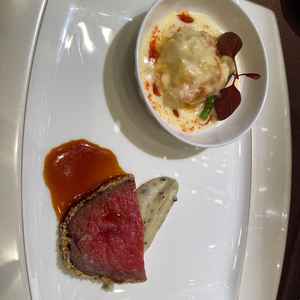 メインディッシュ試食　エビと真鯛のグラタン、和牛ロース