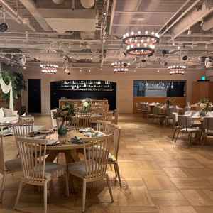 披露宴会場は来館前天井の高さを心配していたが、低すぎるとは感じなかった。この会場は鏡があり広く感じた