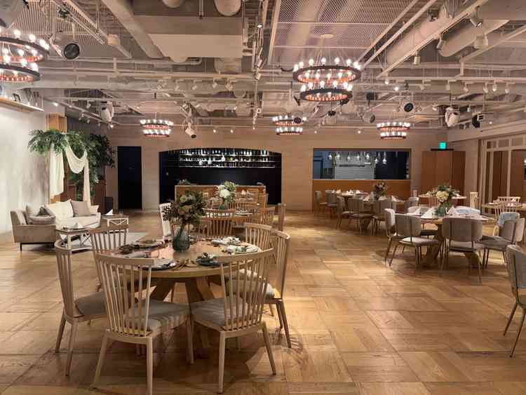 披露宴会場は来館前天井の高さを心配していたが、低すぎるとは感じなかった。この会場は鏡があり広く感じた