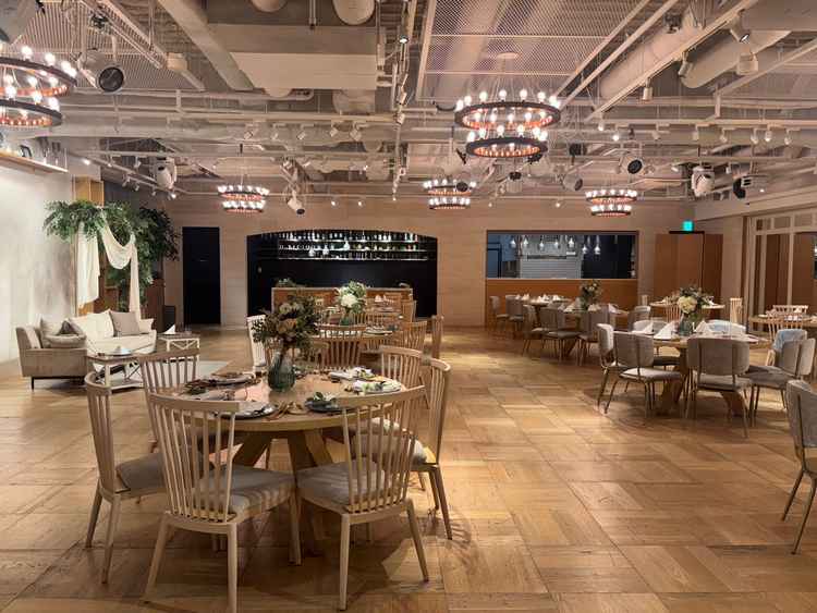 披露宴会場は来館前天井の高さを心配していたが、低すぎるとは感じなかった。この会場は鏡があり広く感じた