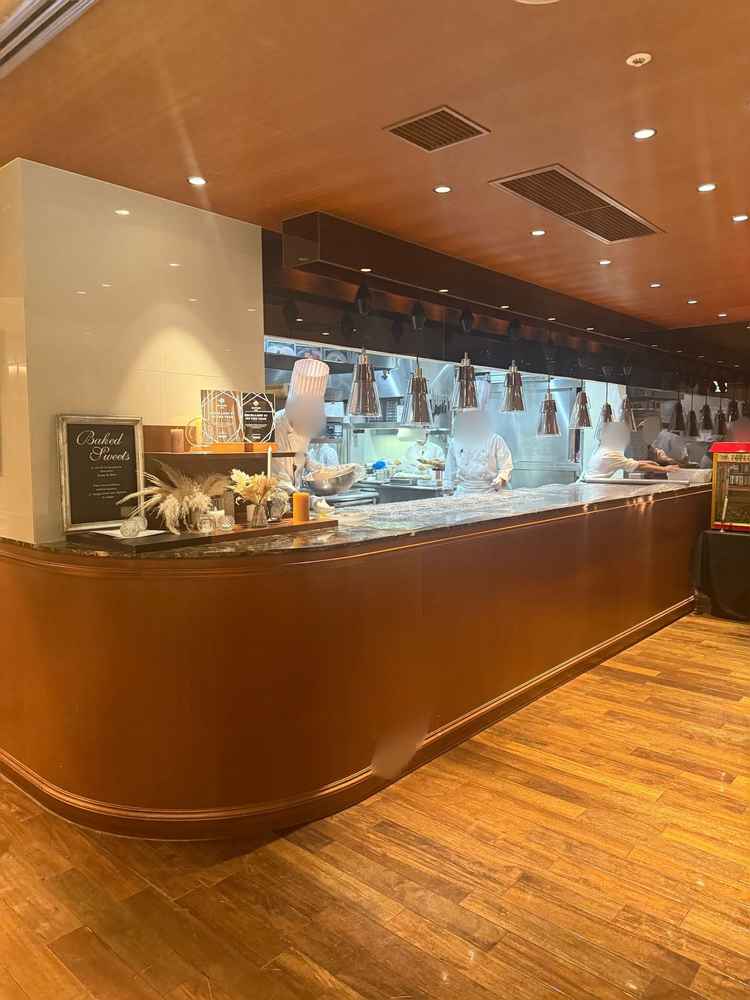 会食会場にオープンキッチンがあり、ゲストも香り等を楽しめて良いと思いました。