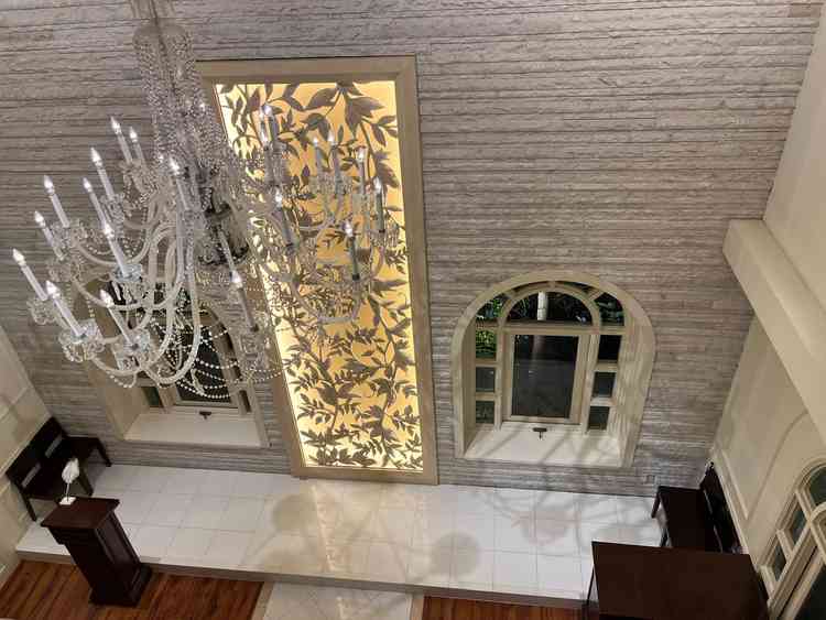 披露宴会場からチャペルを見下ろした景色