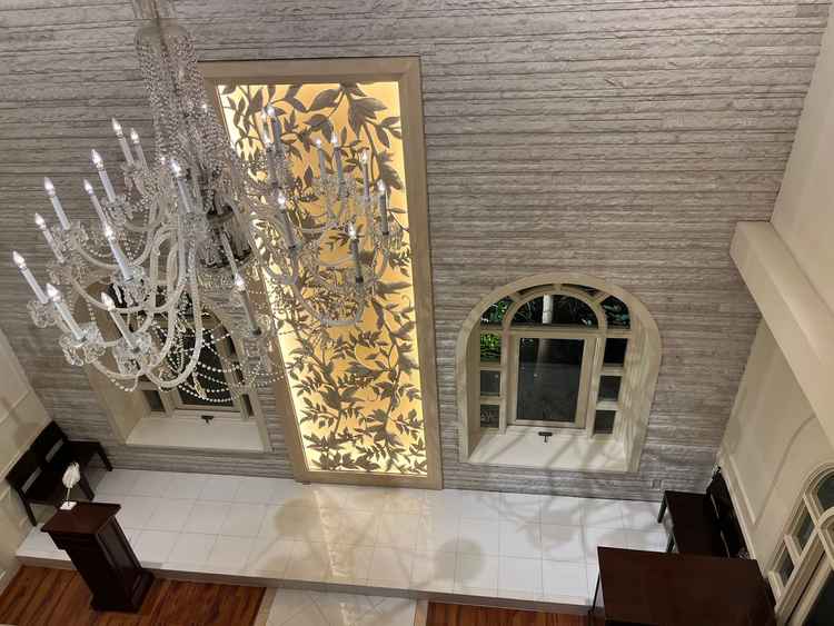 披露宴会場からチャペルを見下ろした景色