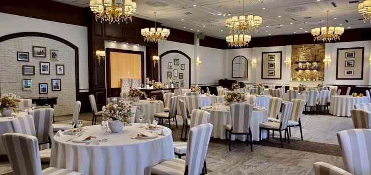 披露宴会場の写真。シャンデリアがきれいで、アンティークな雰囲気もありとても素敵でした。