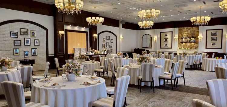 披露宴会場の写真。シャンデリアがきれいで、アンティークな雰囲気もありとても素敵でした。