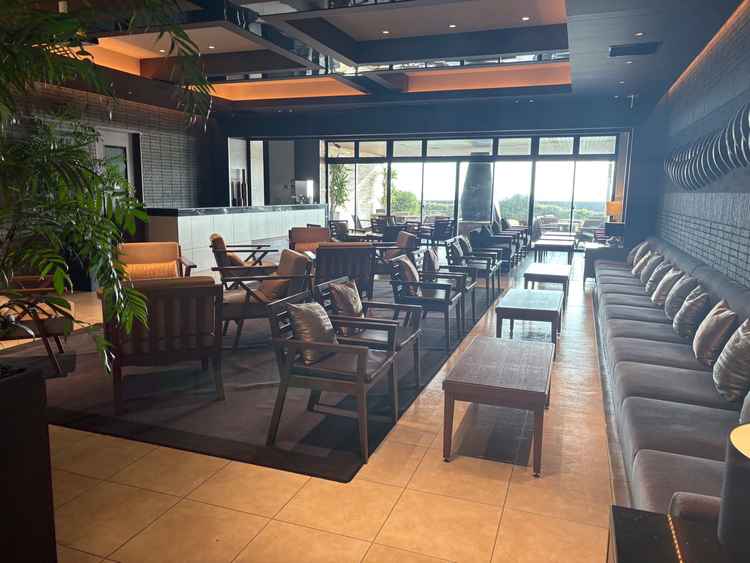 当日ゲストが待機するラウンジは、いい意味でカフェのような雰囲気で、綺麗で素敵な空間でした。