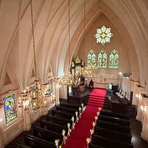 2階からもカメラマンが撮影してくださるそうです。チャペル内での説明もとても丁寧でした。