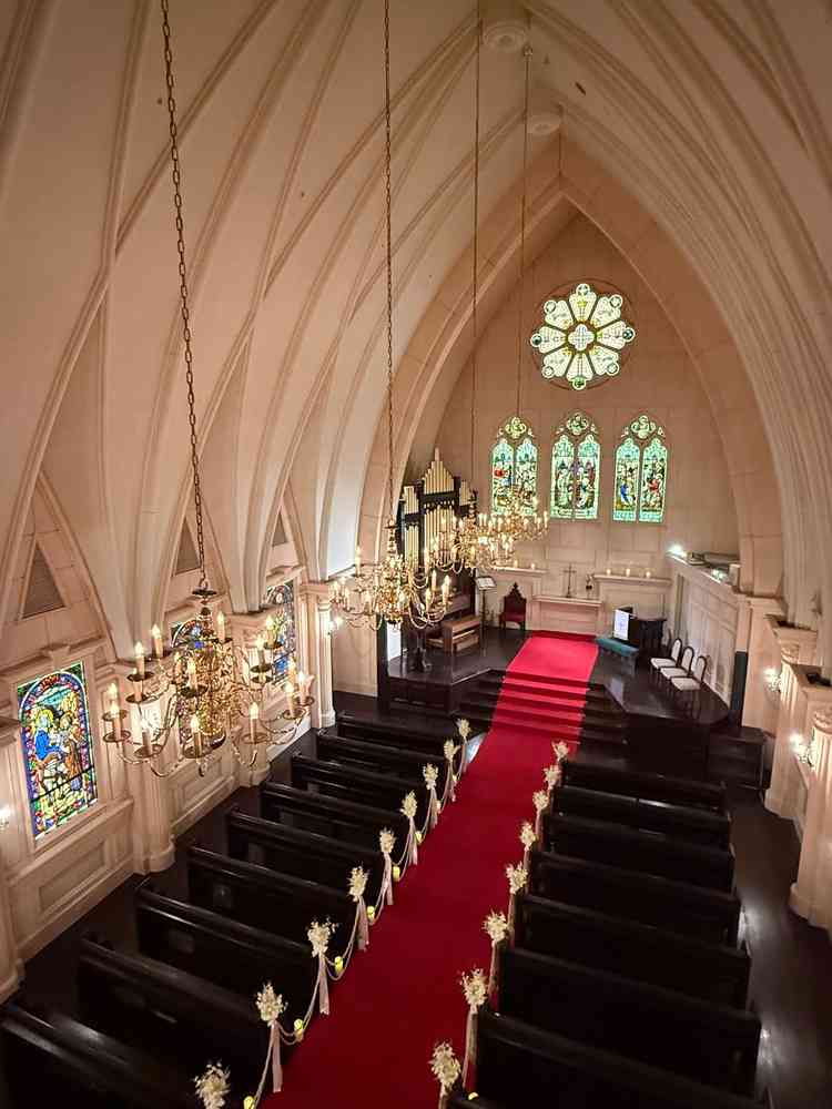 2階からもカメラマンが撮影してくださるそうです。チャペル内での説明もとても丁寧でした。