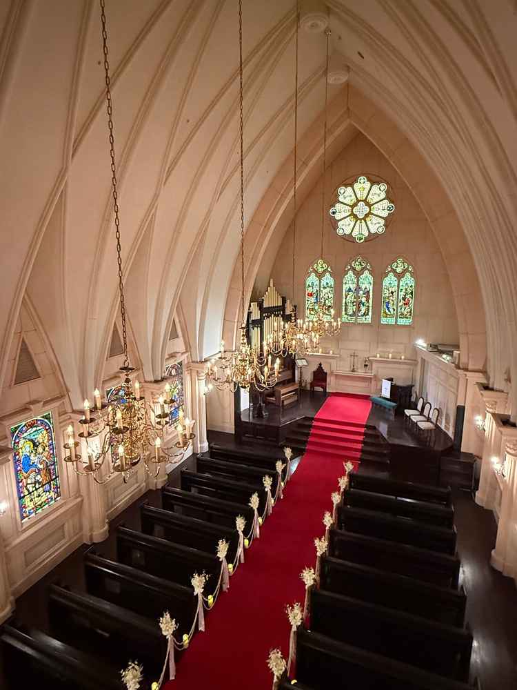 2階からもカメラマンが撮影してくださるそうです。チャペル内での説明もとても丁寧でした。