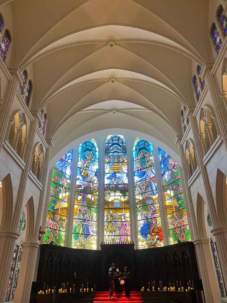 大聖堂。高さが最も都内であるらしく、迫力を感じました。この写真はライトアップされてるものですが暗くな