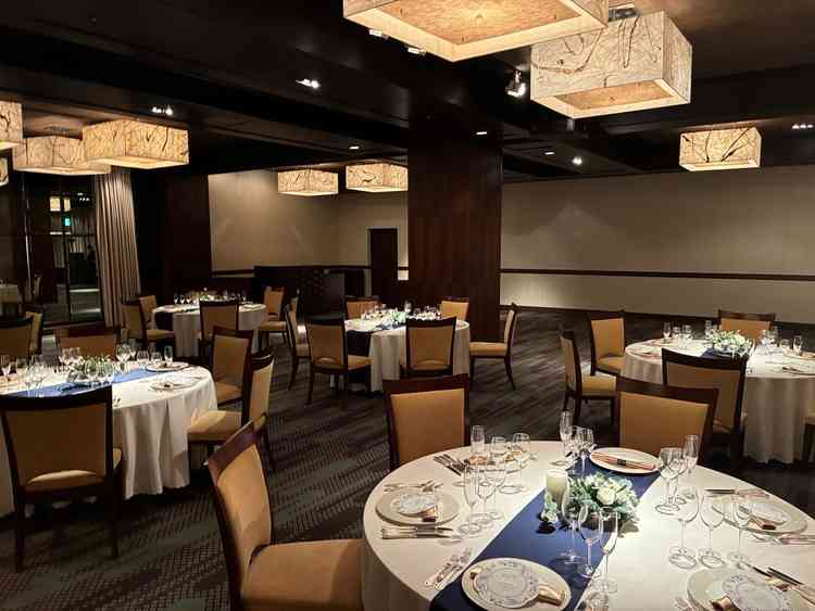 披露宴会場。照明が和紙で覆われているとのこと。カーペットや照明のデザインに和の要素を感じます。