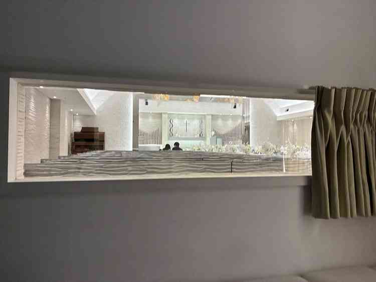 チャペルの裏控え室からマジックミラーでチャペルが見えるようになっています。