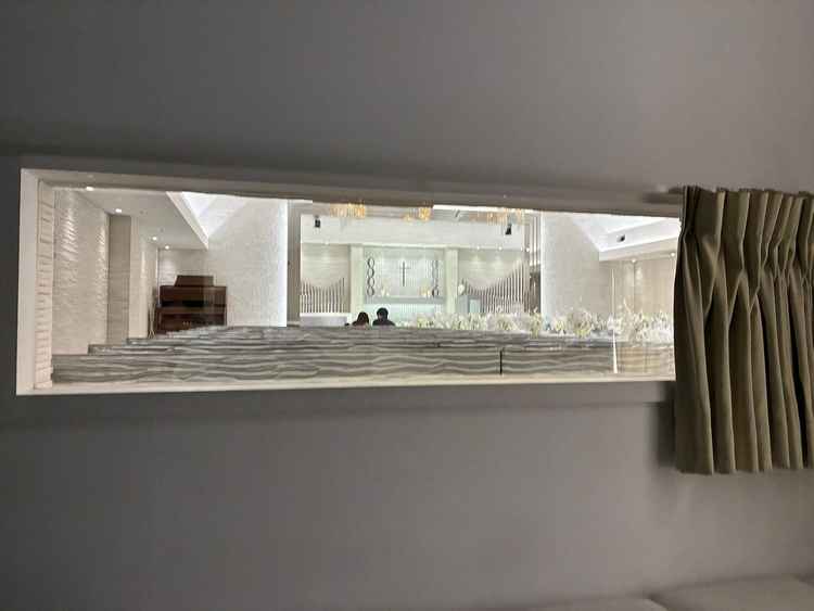 チャペルの裏控え室からマジックミラーでチャペルが見えるようになっています。