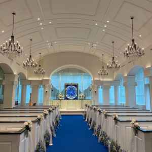 青いバージンロードが映えて、挙式という素敵な空間にすぐに引き込まれました。