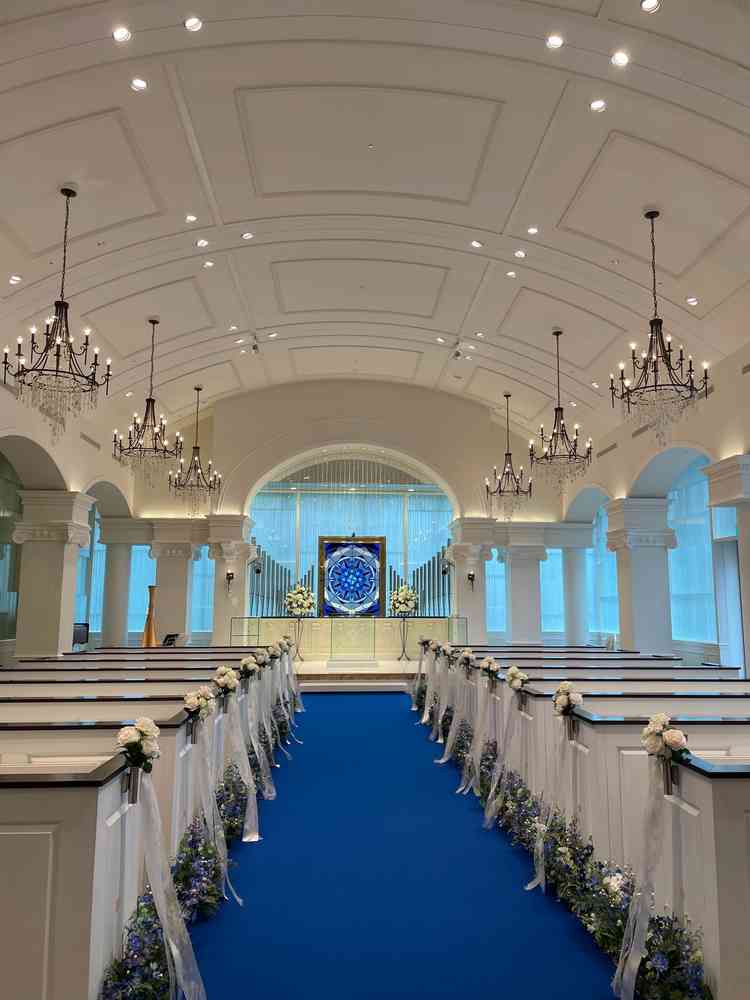 青いバージンロードが映えて、挙式という素敵な空間にすぐに引き込まれました。