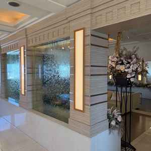 滝と、奥にはソファスペースもありくつろげます。お子さまで、席から離れた場合でも居場所があって良い。